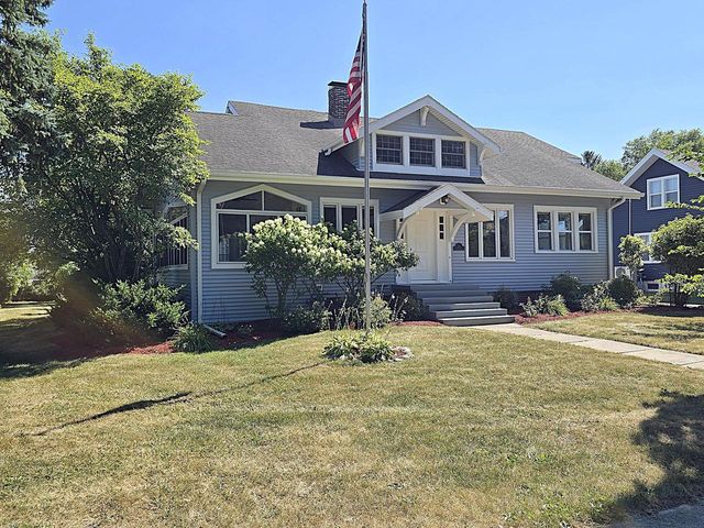 215 Randall PLACE, Elkhorn, WI 53121