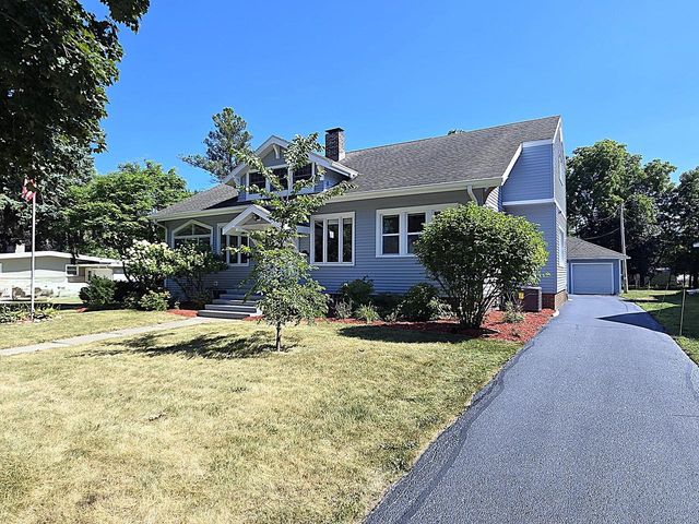215 Randall PLACE, Elkhorn, WI 53121