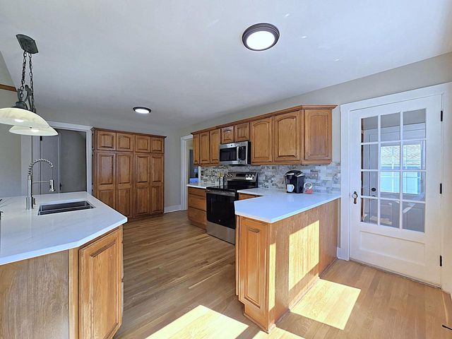 215 Randall PLACE, Elkhorn, WI 53121