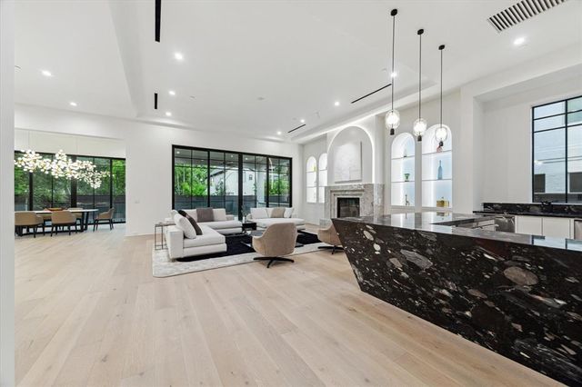 4530 Birch, Bellaire, TX 77401