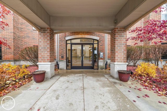 2118 Country Club Drive, St Clair Shores, MI 48082