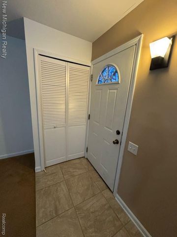 2913 Rockford Court, Lake Orion, MI 48360