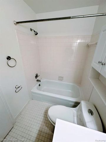 2913 Rockford Court, Lake Orion, MI 48360