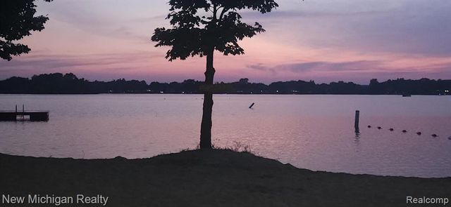 2913 Rockford Court, Lake Orion, MI 48360