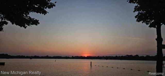 2913 Rockford Court, Lake Orion, MI 48360
