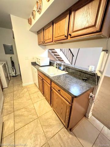 2913 Rockford Court, Lake Orion, MI 48360