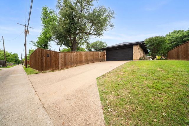 722 Oakbluff Drive, Lancaster, TX 75146