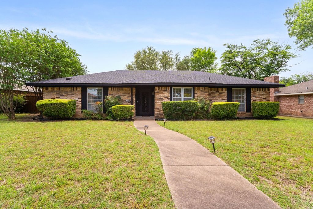 722 Oakbluff Drive, Lancaster, TX 75146