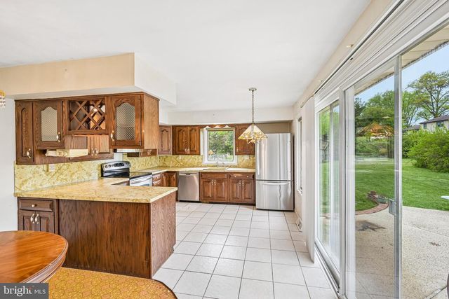 77 WREN DR, Holland, PA 18966