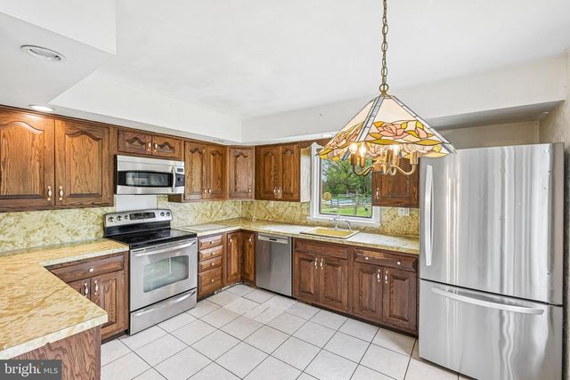 77 WREN DR, Holland, PA 18966