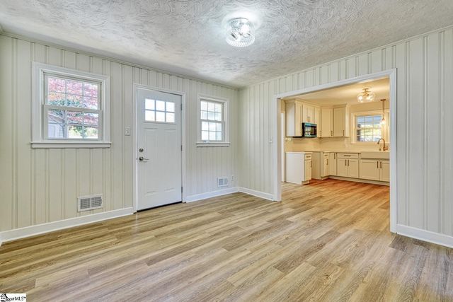 132 Walden Circle, Spartanburg, SC 29301