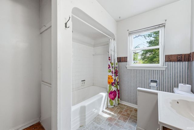 1242 Somerset Lane, Fort Wayne, IN 46805