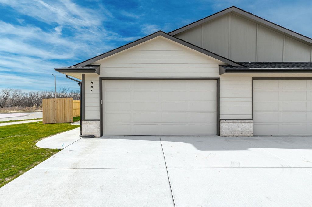 481 E Harper St, Valley Center, KS 67147