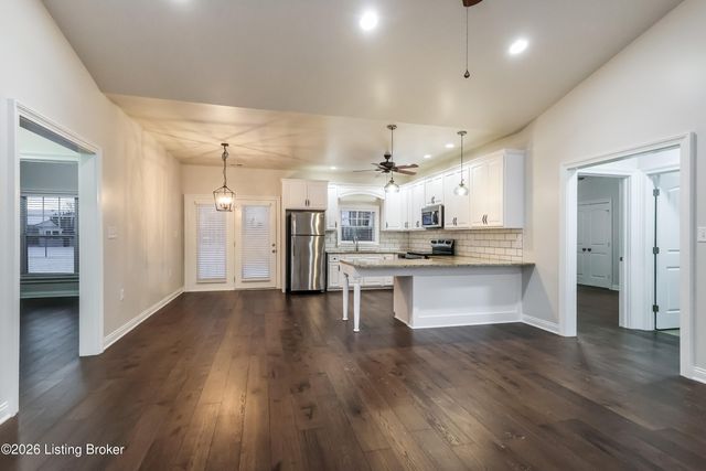 569 Deep Creek Dr, Shepherdsville, KY 40165