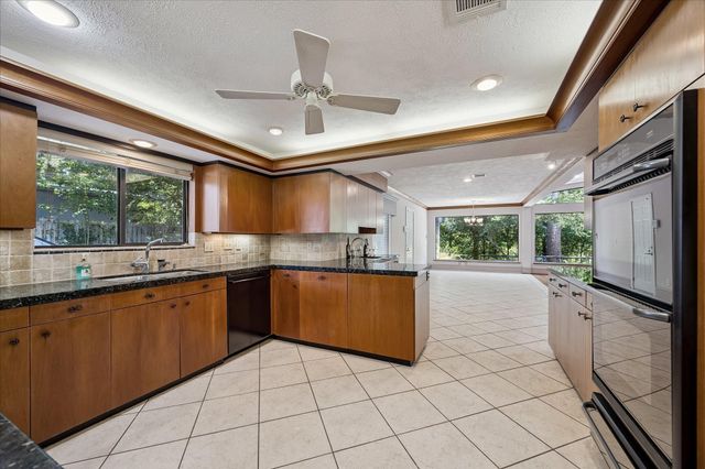 6 Gessner Road, Houston, TX 77024