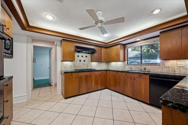 6 Gessner Road, Houston, TX 77024