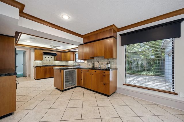 6 Gessner Road, Houston, TX 77024