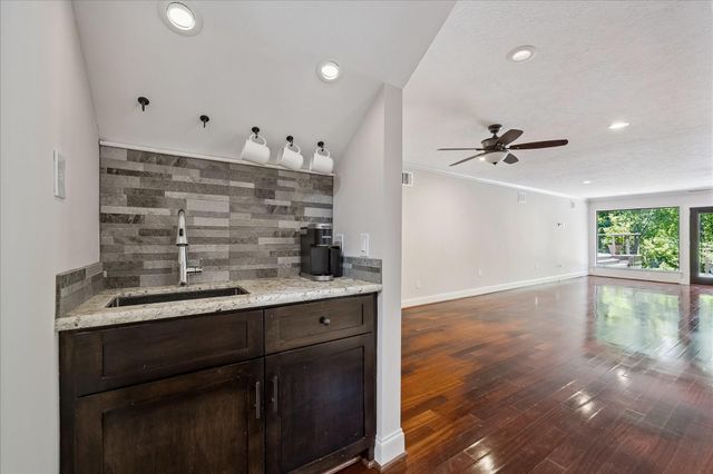6 Gessner Road, Houston, TX 77024