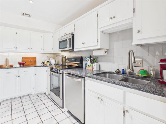 439 NW Chimney Creek Dr, Lawton, OK 73505