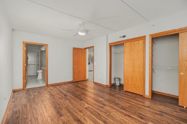 1327 E Washington Street 309, Des Plaines, IL 60016