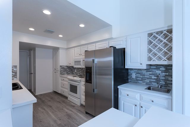 7450 Holly Hill Drive 105, Dallas, TX 75231