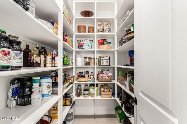 2570 E THORNTON Court, Gilbert, AZ 85297