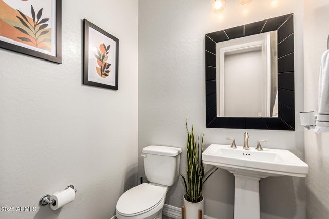 2570 E THORNTON Court, Gilbert, AZ 85297