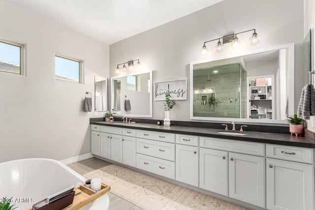 2570 E THORNTON Court, Gilbert, AZ 85297