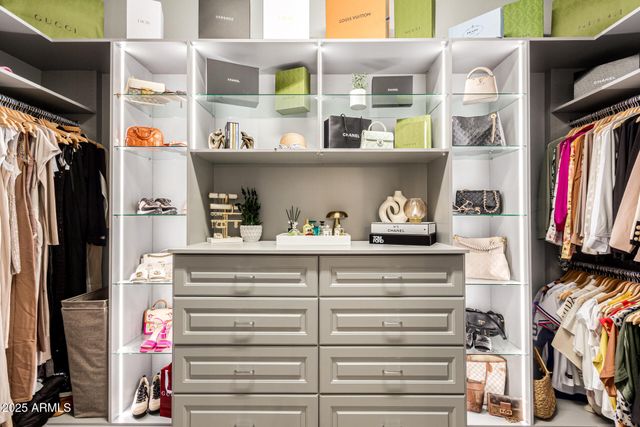 2570 E THORNTON Court, Gilbert, AZ 85297