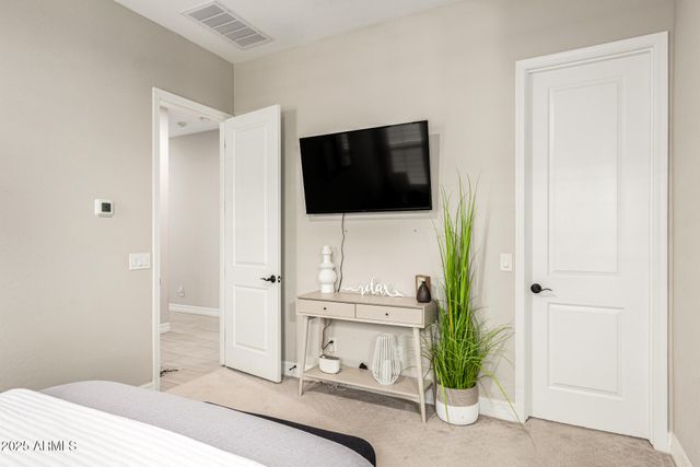 2570 E THORNTON Court, Gilbert, AZ 85297