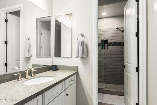 2570 E THORNTON Court, Gilbert, AZ 85297