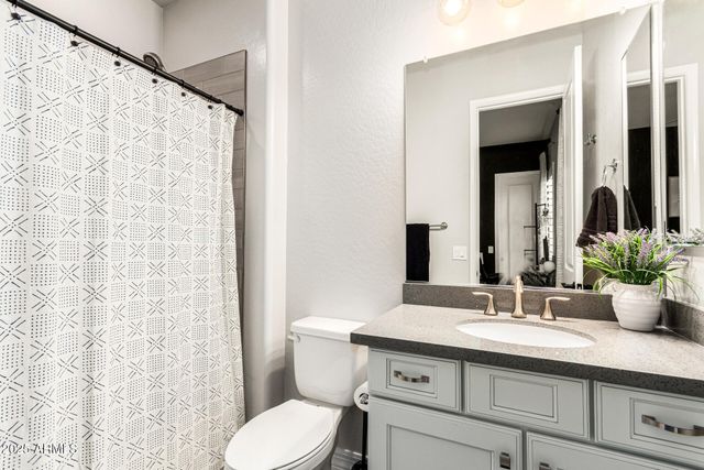 2570 E THORNTON Court, Gilbert, AZ 85297