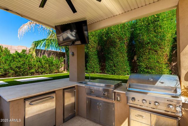 2570 E THORNTON Court, Gilbert, AZ 85297