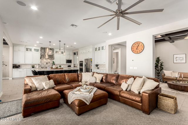 2570 E THORNTON Court, Gilbert, AZ 85297