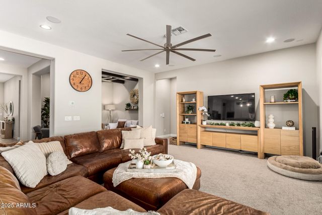 2570 E THORNTON Court, Gilbert, AZ 85297