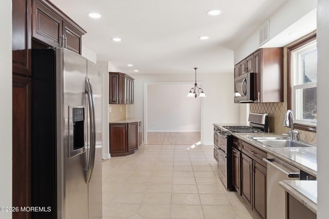 7 Shire Way, Middletown, NJ 07748