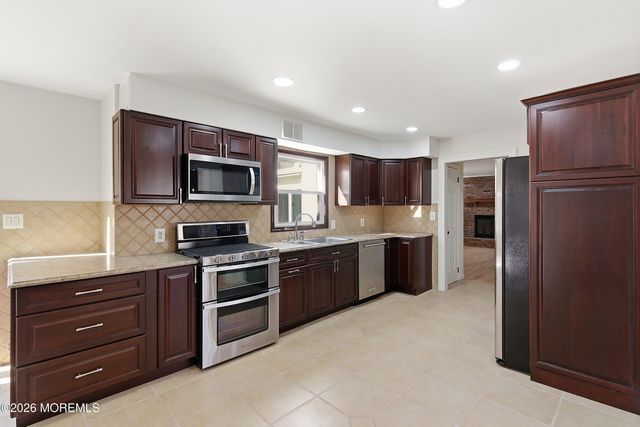 7 Shire Way, Middletown, NJ 07748