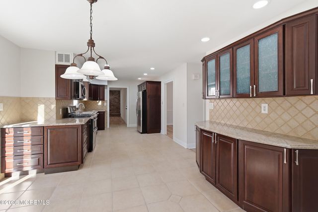 7 Shire Way, Middletown, NJ 07748