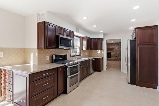 7 Shire Way, Middletown, NJ 07748