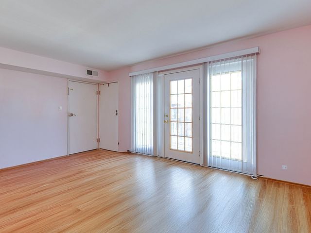 615 Quincy Bridge Lane 201, Glenview, IL 60025