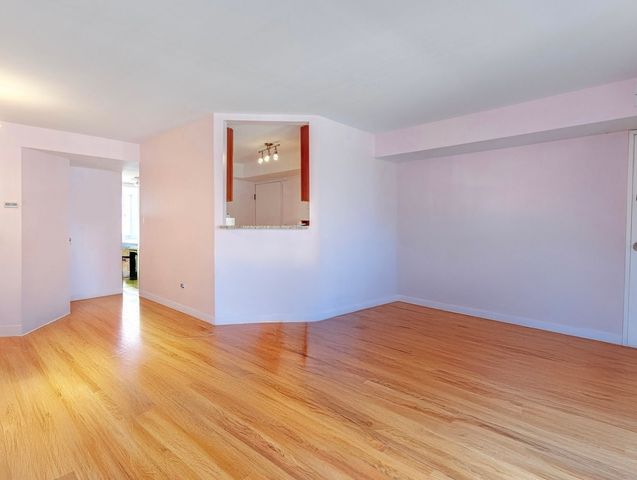 615 Quincy Bridge Lane 201, Glenview, IL 60025