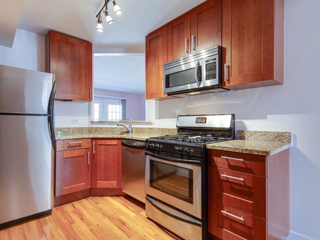 615 Quincy Bridge Lane 201, Glenview, IL 60025