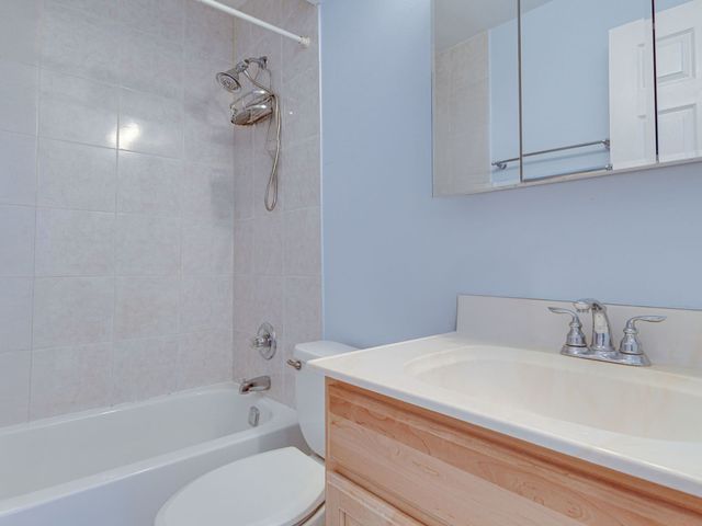 615 Quincy Bridge Lane 201, Glenview, IL 60025