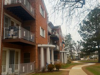 615 Quincy Bridge Lane 201, Glenview, IL 60025