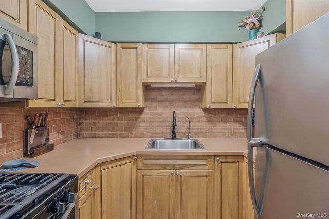 6 Bailey 6, Middle Island, NY 11953