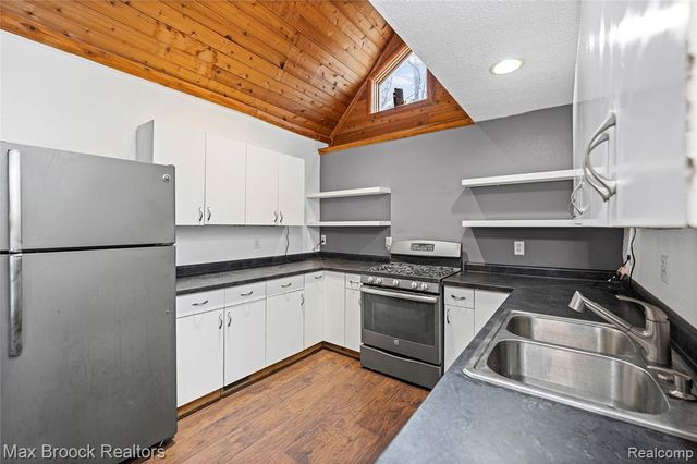 5186 Pinckney Road, Howell, MI 48843