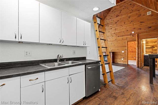 5186 Pinckney Road, Howell, MI 48843