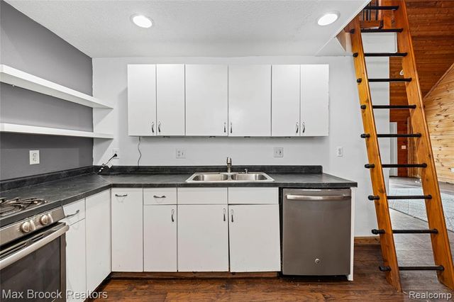 5186 Pinckney Road, Howell, MI 48843