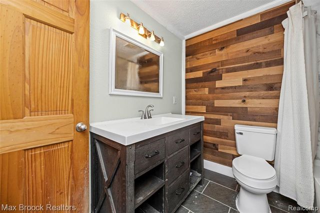 5186 Pinckney Road, Howell, MI 48843