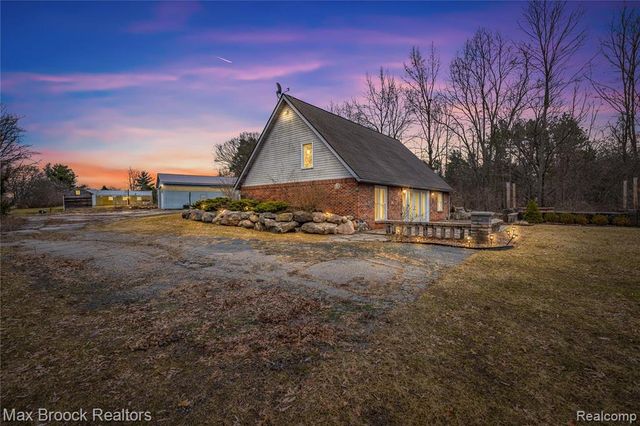 5186 Pinckney Road, Howell, MI 48843